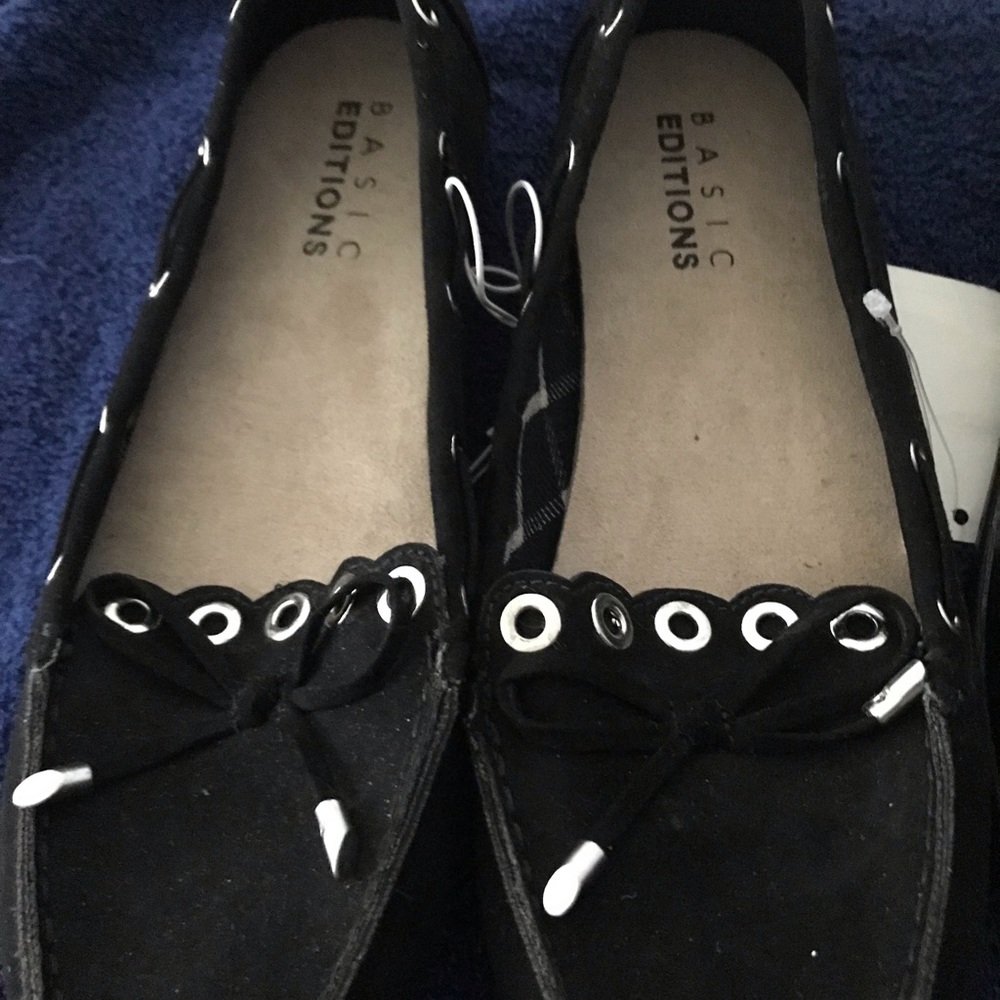 Black flat shoes